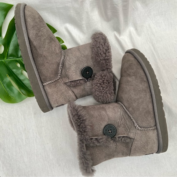 UGG gray Bailey Button sz 7 - Picture 7 of 16